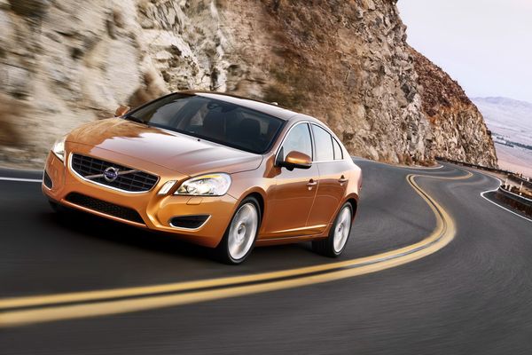 2011-Volvo-S60-Sedan-5 2011-Volvo-S60-Sedan-5