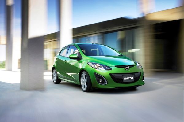 2011-Mazda-MAZDA2-2