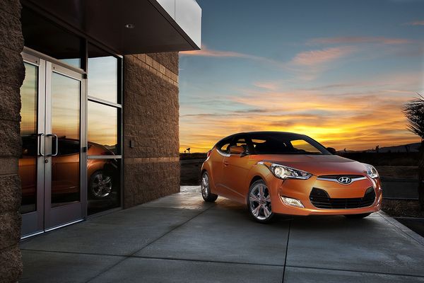 2011_hyundai_veloster_images_002