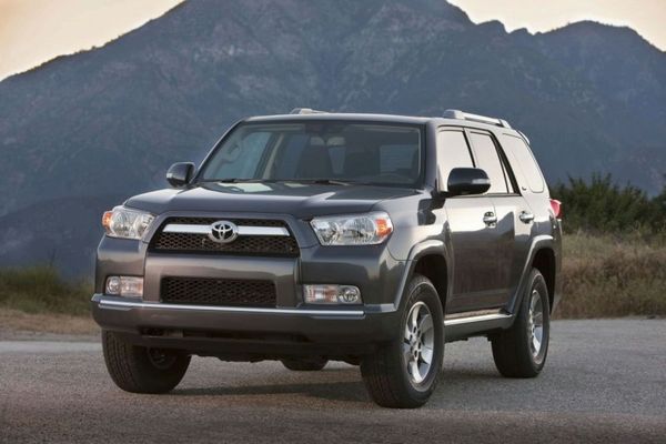 2010-Toyota-4Runner-Front-Angle-View-800x533