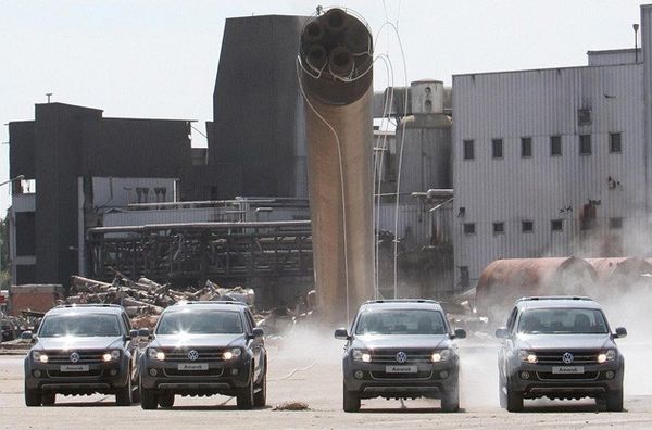 002-volkswagen-amarok-chimney-demolition-1304541843