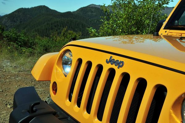 2012-Jeep-Wrangler-and-Wrangler-Unlimited-grille-image