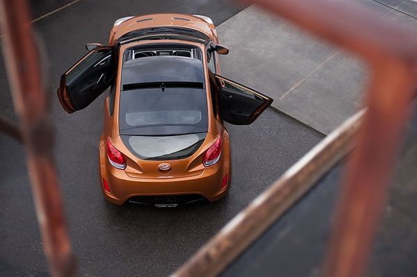 2012-hyundai-veloster-top-view