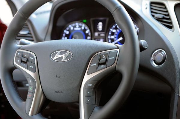 2012-Hyundai-Azera-interior-steering-wheel 2012-Hyundai-Azera-interior-steering-wheel