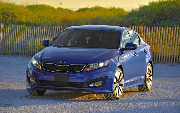 2012-Kia-Optima-Limited-front-three-quarters