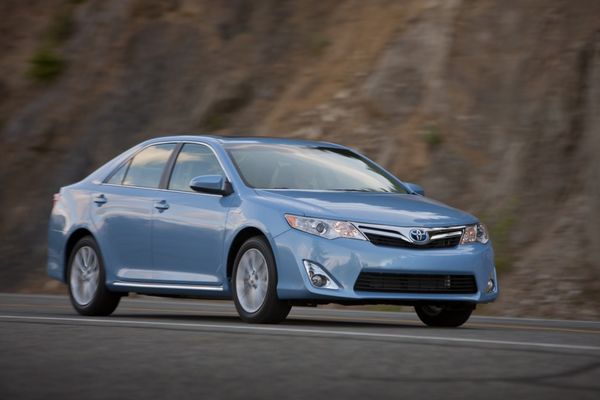 2012-Toyota-Camry-Hybrid-front-three-quarter-in-motion-2-1024x682