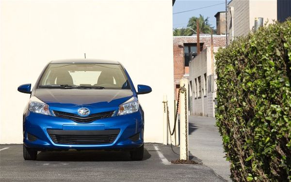 2012-toyota-yaris-front