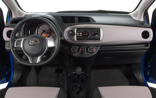 2012-toyota-yaris-cockpit