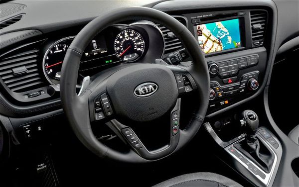 2012-Kia-Optima-Limited-steering-wheel