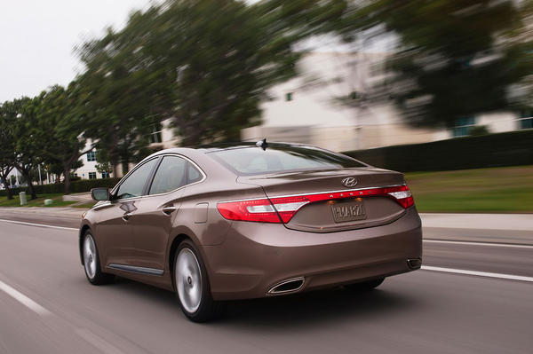 2012-Hyundai-Azera-driving-back 2012-Hyundai-Azera-driving-back