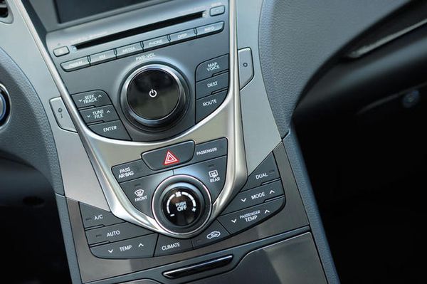 2012-Hyundai-Azera-interior-05 2012-Hyundai-Azera-interior-05