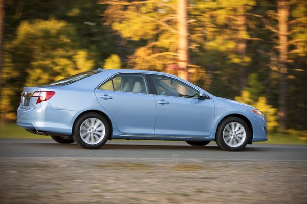 2012-Toyota-Camry-Hybrid-profile-2-1024x682