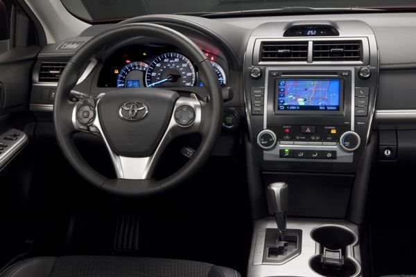 2012-Toyota-Camry-SE-cockpit-1024x682
