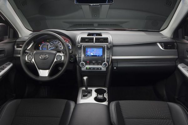 2012-Toyota-Camry-SE-dashboard-1024x682