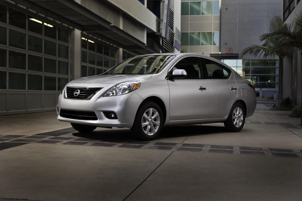 2012-Nissan-Versa-Wallpaper-01