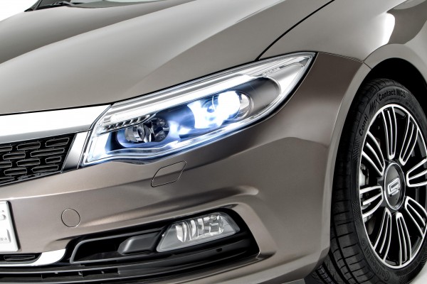 649768_Qoros 3 Sedan - detail - front qtr lights on