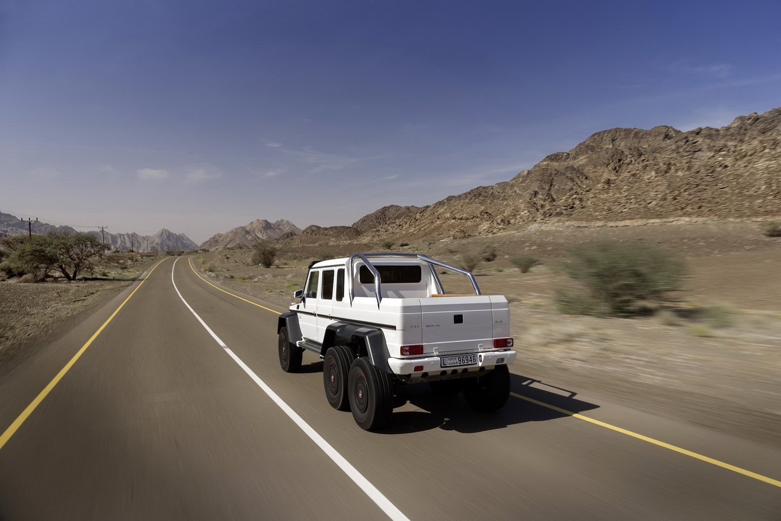 Correction: the Mercedes-Benz G 63 AMG 6x6 is the best, stock zombie