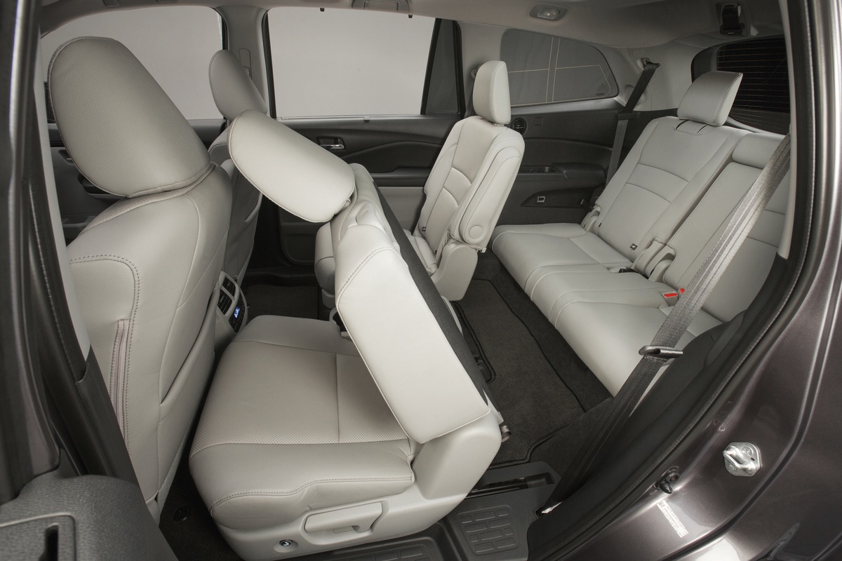 2016 Honda Pilot FIRST LOOK from the 2015 Chicago Auto Show [Video