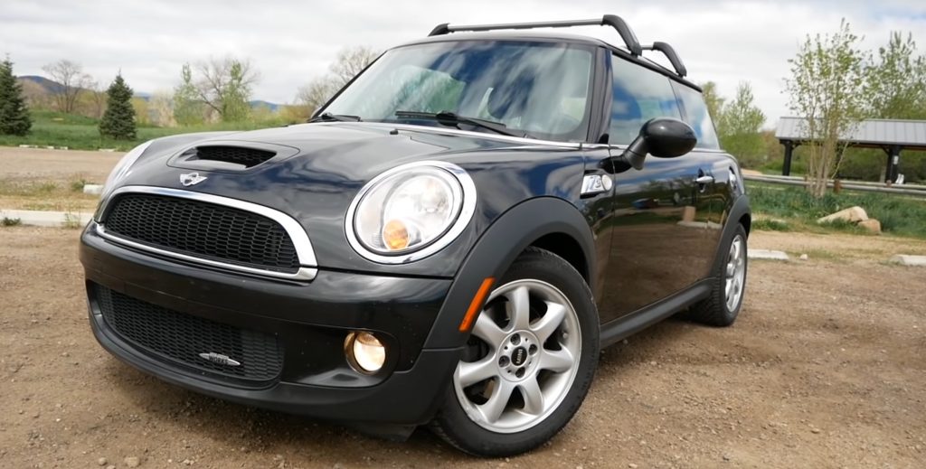 DRAG RACE! Can The New Electric 2020 Mini Cooper SE Beat A Performance-Tuned JCW On The Track?